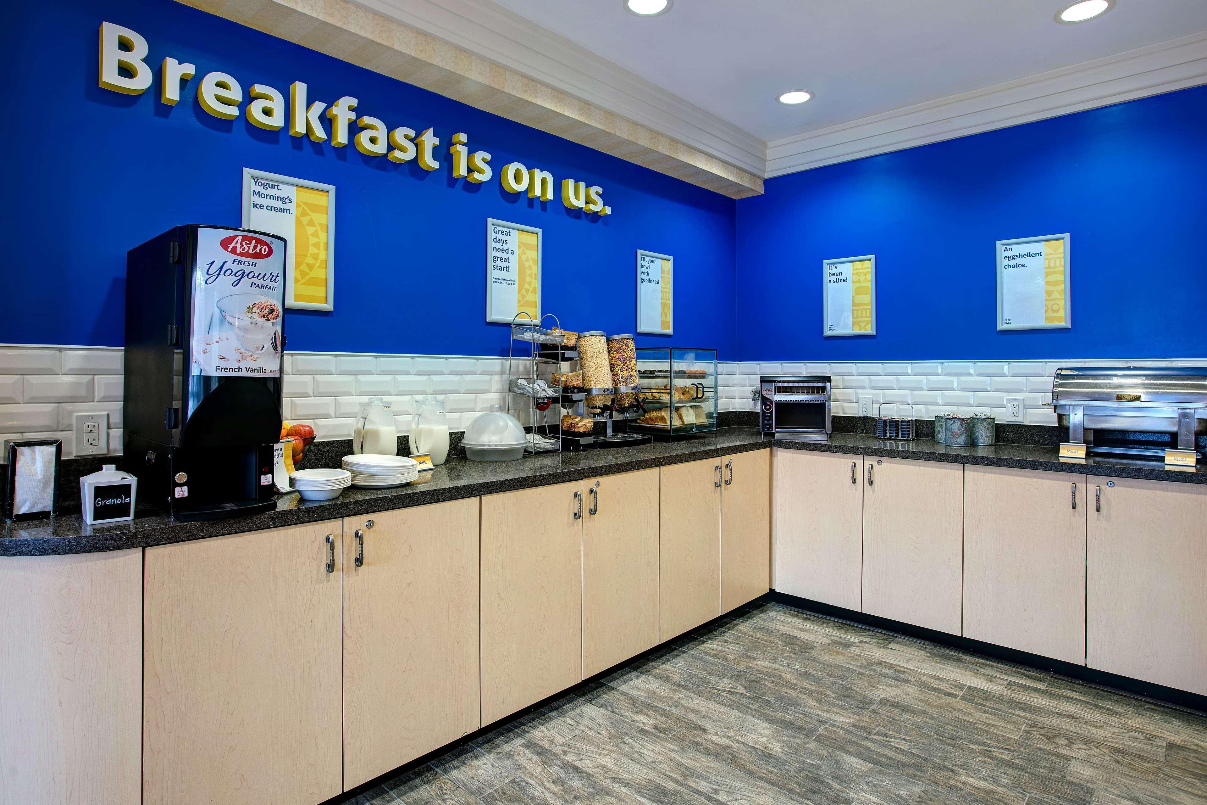 Days Inn & Suites By Wyndham Collingwood Extérieur photo
