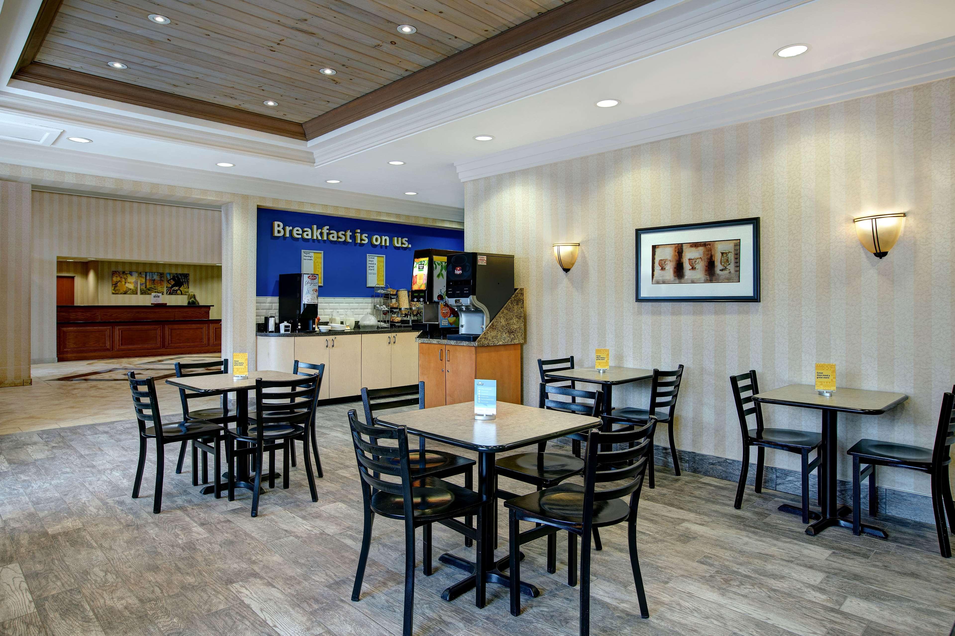 Days Inn & Suites By Wyndham Collingwood Extérieur photo