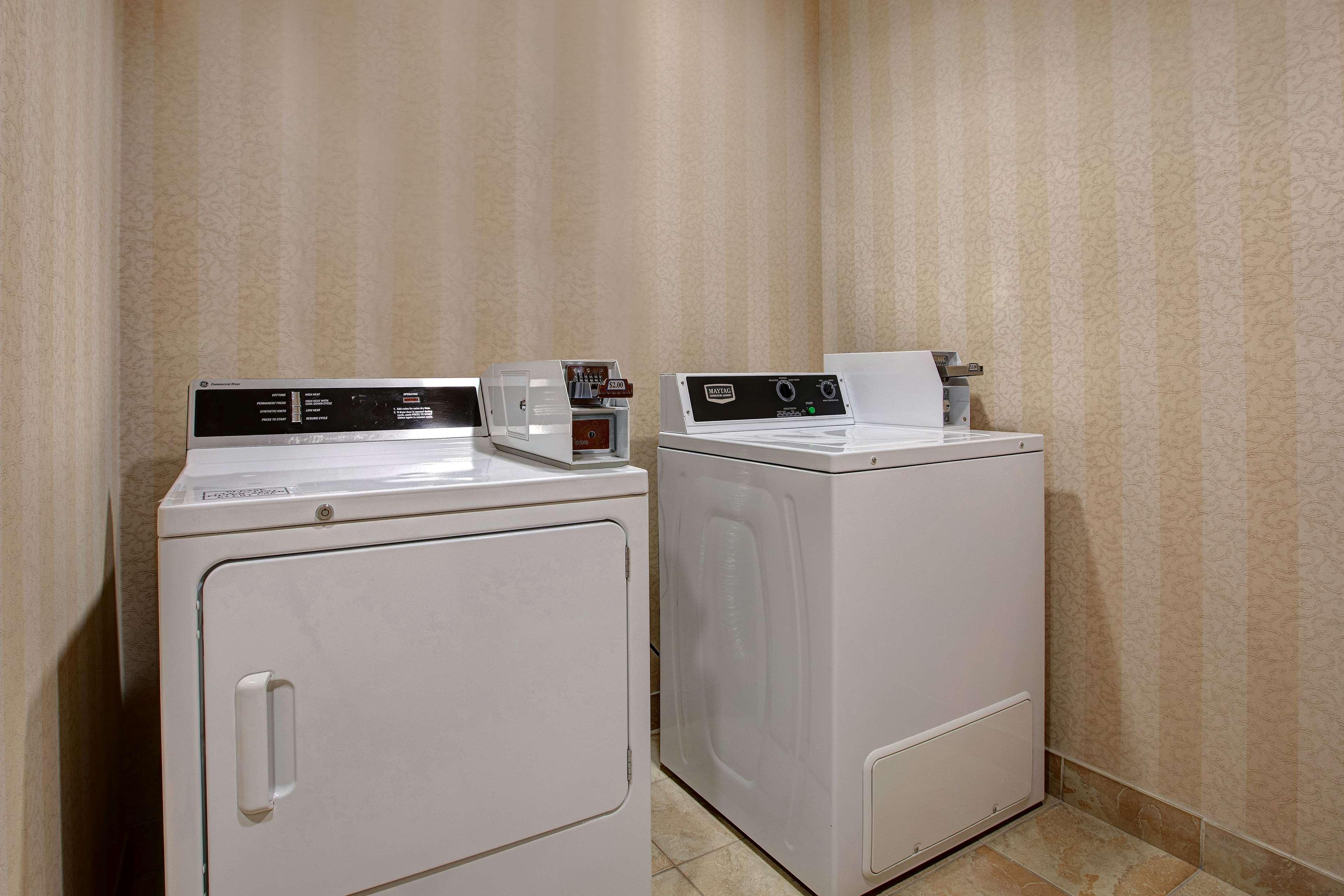 Days Inn & Suites By Wyndham Collingwood Extérieur photo