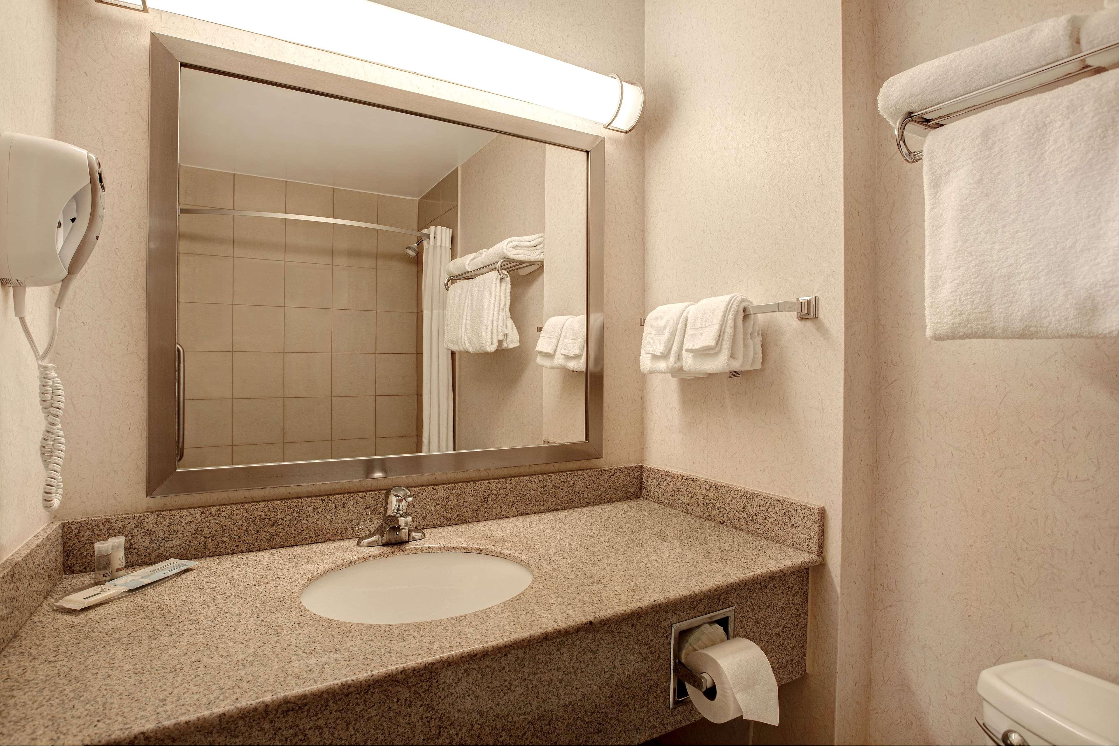 Days Inn & Suites By Wyndham Collingwood Extérieur photo