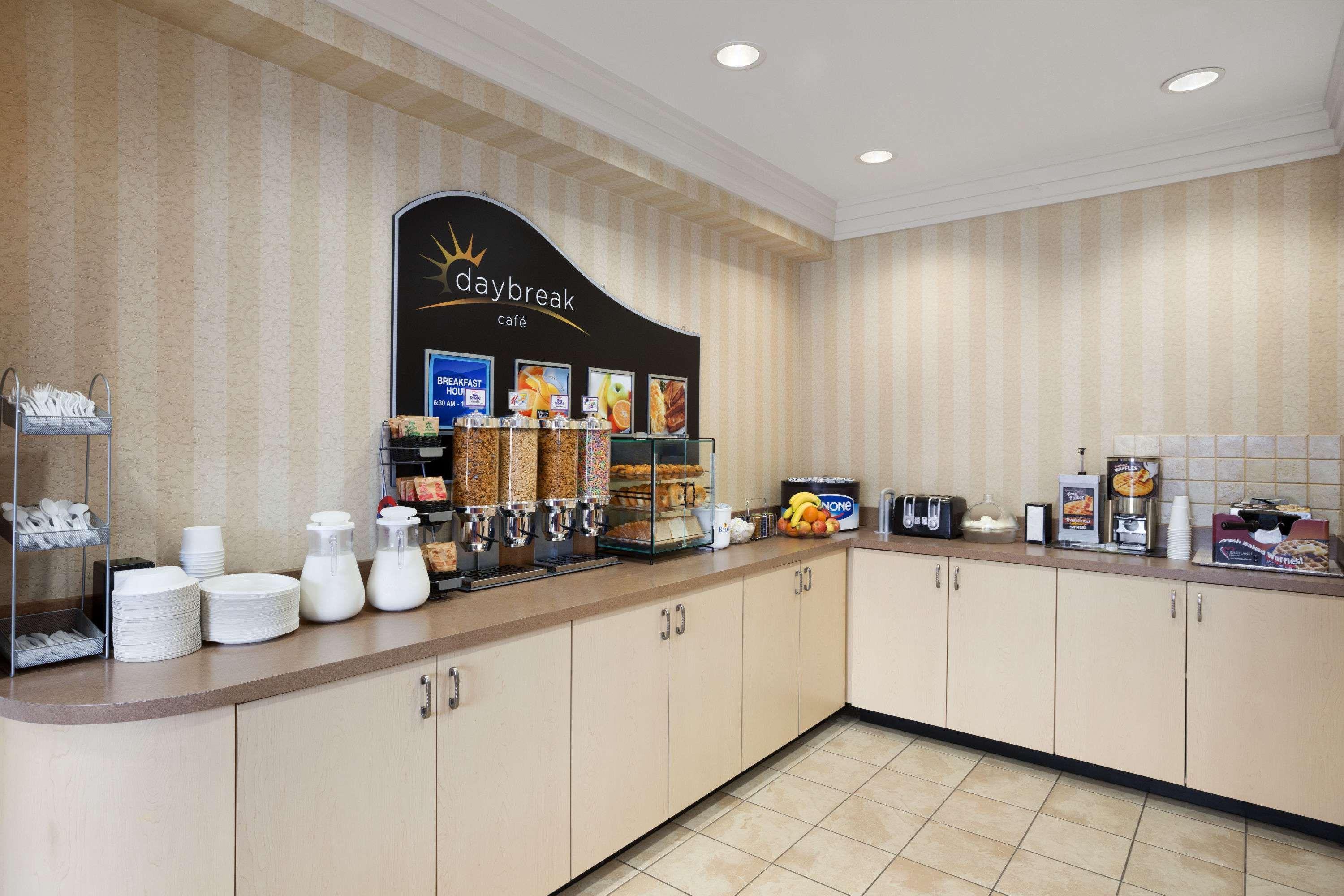 Days Inn & Suites By Wyndham Collingwood Extérieur photo